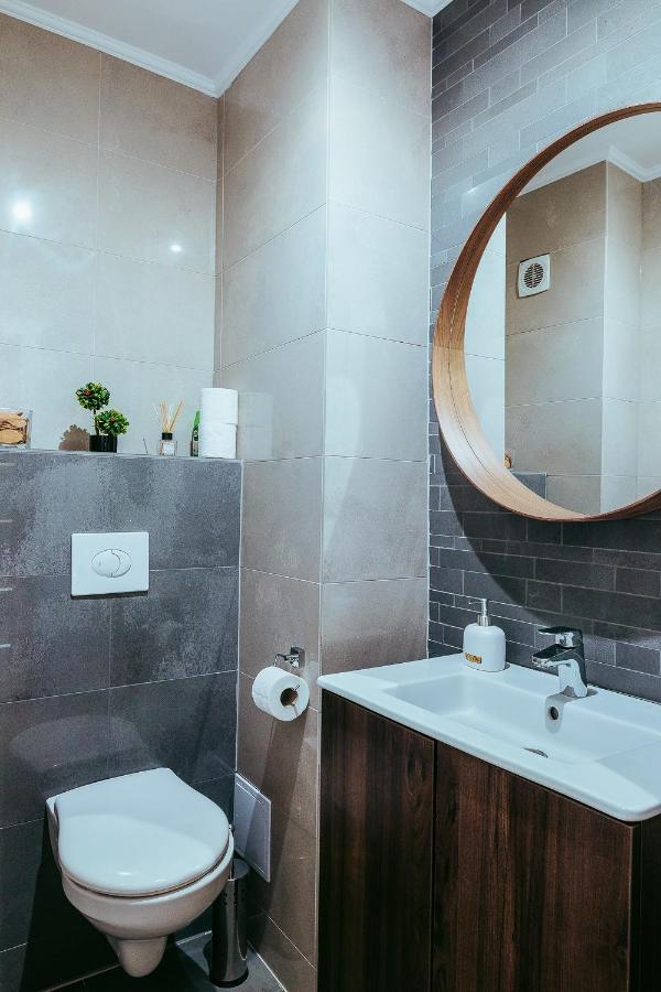 Charlotte Apartment - 2Bedrooms W Parking Near Nymphaea Oradea Exterior photo