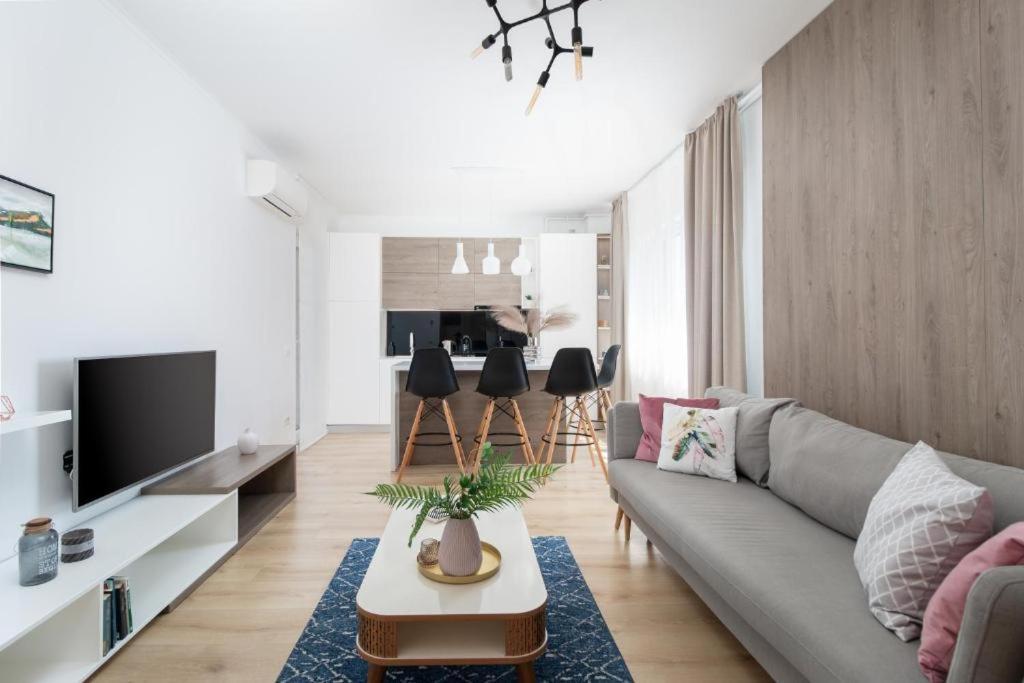 Charlotte Apartment - 2Bedrooms W Parking Near Nymphaea Oradea Room photo