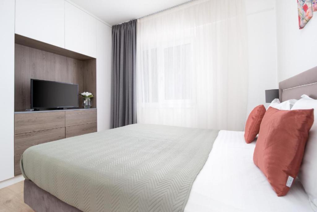 Charlotte Apartment - 2Bedrooms W Parking Near Nymphaea Oradea Room photo